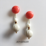 コーラルオレンジのレトロ風大ぶりピアス