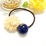 白いお花と青のラピスラズリいっぱい純金箔入り半球オルゴナイトヘアゴム♪