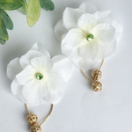 アナベル風、紫陽花と透かしボールの2wayピアス(白色、ホワイト、ゴールド、パックキャッチ付き)