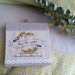 ミモザの刺繍のインテリアパネル