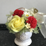 母の日ギフト送料込み2000円　 赤いカーネーションと薔薇　プリザ風アレン