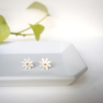 再販6◆マザーオブパールのデイジーピアス/ノンホールピアス