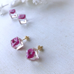 透けるお花ピアス。