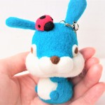 おさんぽうさぎ「てんとうむし乗ってるよ。」　Pokotta Big ストラップ