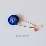 猫のガラスボタンとビーズのブローチ《blue》