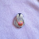 花束かごバッグを持ったペンギンのブローチ
