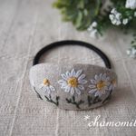 カモミールの刺繍オーバル型ヘアゴム