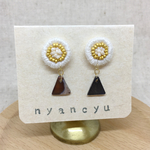  刺繍とさんかくシェルのイヤリング