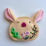 うさブタさんのフェルト刺繍ブローチ