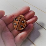 ♪かわいい♪革イタリアンレザーのてんとう虫のブローチ・シンプル