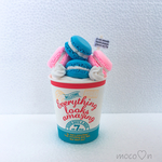 ライトブルーとピンクのカラフルマカロンカップ