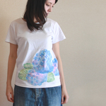 レディース　アジサイ柄Tシャツ　手描きで描いた和風の紫陽花の花のTシャツ ギフト　