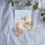 marble cabochon × gold flower charm pierce・earring
