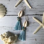 ホワイトシェルと海色タッセルのマリンピアス