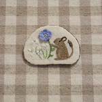 花摘みデグーの刺繍ブローチ