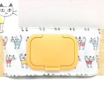携帯用ウェットシートケース「洋服を着たネコ」（ホワイト）