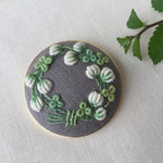 ご注文品 刺繍ブローチ5.0 シロツメクサのリース