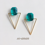 エメラルドグリーンのトライアングルピアス