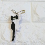 刺繍のストールピン ねこ ハチワレとサカナ
