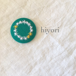 小花の刺繍ブローチ