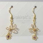 🌸ワイヤー蝶々とピンクストーンの花🌸フックピアス❤︎イヤリング❤︎樹脂フックピアス