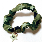 シュシュ首輪 迷彩蓄光チャーム付き