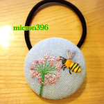 小花とみつばち【刺繍 ヘアゴム】