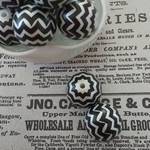 シェブロン柄ビーズ（4ヶ）ブラック