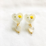 かすみ草のハートとシェルハートピアス