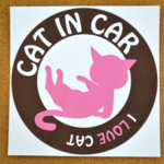 猫のステッカー「cat in car」ピンク＆ブラウン