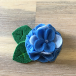 送料込み！フェルト紫陽花のブローチ（ブルー）