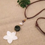 可愛い❤シェルパーツ 花💠と淡水パールのボリューム革ひもネックレス