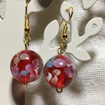 涼し気なとんぼ玉の夏ピアス(赤)
