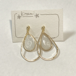 白色レジンの雫ピアス