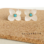 白い花とターコイズのシンプルイヤリング／ピアス