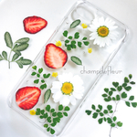 涼しげないちごの押し花iPhoneケース