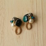 スクエア型のアンティークボタンピアス/イヤリング