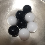 ８個！Black×Whiteラウンドビーズ