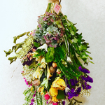 クリスマスローズなど20種類の可憐な春咲き草花いっぱいのスワッグ