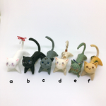 送料無料！ 肩乗り猫ちゃんブローチ