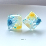 フラワースクエアピアス（ブルーホワイト）お花しかく