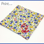 パッチワーク コースター　白色/青い花と黄色い花/猫ちゃんの刺繍付き/布　Aタイプ