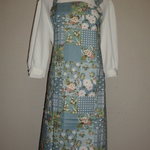 エプロン　綿１００　シンプル　水色花柄　