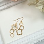 揺れるゴールドの四角ピアス
