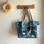 ペットボトルの入るサイドポケット付バッグ デニム パッチ風