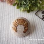 クロワッサンの刺繍ブローチ