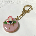 いちごとベリーのピンクケーキのキーホルダー