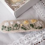 シロツメクサとたんぽぽの刺繍バレッタ