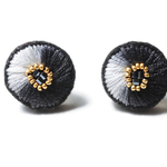 ＜Stella～遊び好きの星～＞刺繍イヤリング◎水墨画の星◎白×黒/ブラック×ホワイト◎モノクローム◎アレルギー対応パーツ変更可能