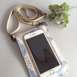 入れたまま操作できる！スマホポシェット ＊サークルフラワー  ブルーグレー＊